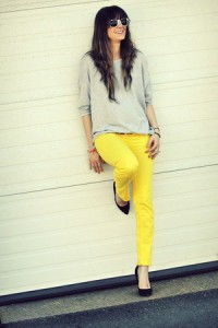 Желтые джинсы с чем носить