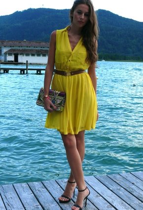 С чем носить желтое платье?