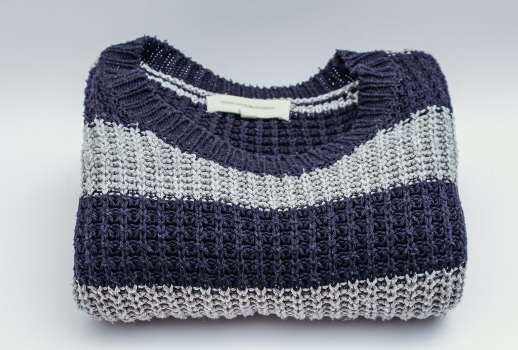 Фиолетовый свитер с чем носить 20222